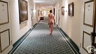 Naga kobieta w hotelu