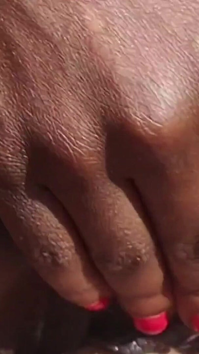 "Siyah orta yaşlı seksi kadın amını yalatıyor ve havuzda yaşlı adam tarafından sikiliyor" den güçlü an