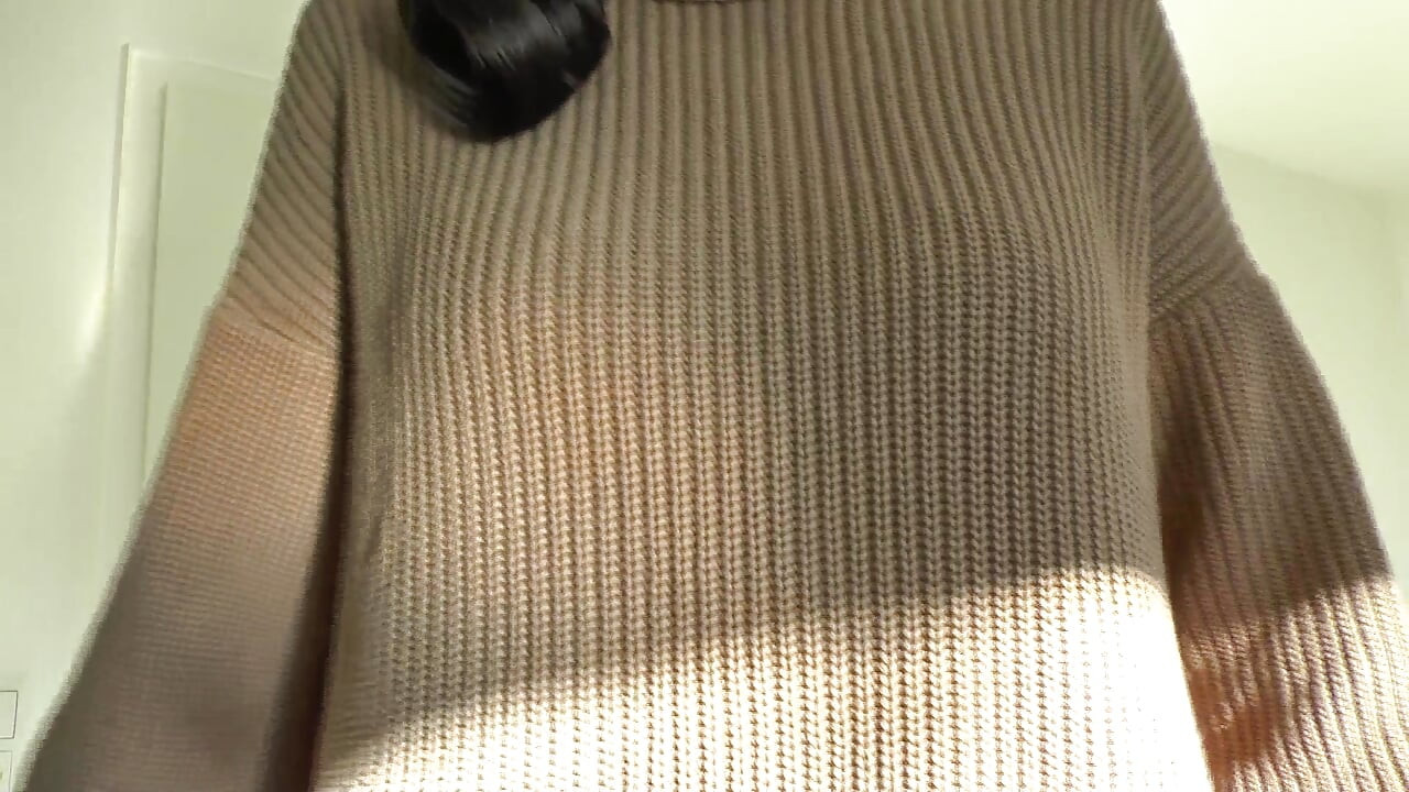 Χύσε στο πουλόβερ μου! Η Lady Victoria Valente με ένα χοντρό πουλόβερ ζιβάγκο