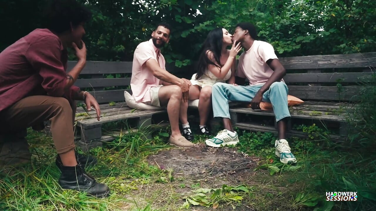 Hardwerk: gangbang de primavera en el jardín: coño peludo salvaje al aire libre