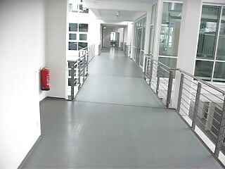 В университете обнаженная в коридоре