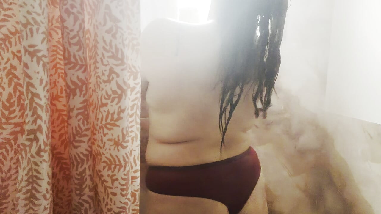Ven conmigo a la ducha mientras te masturbas