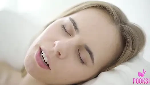 Uzun boylu sarışın Scarlett boşalmak için genç amına dildo sokuyor!