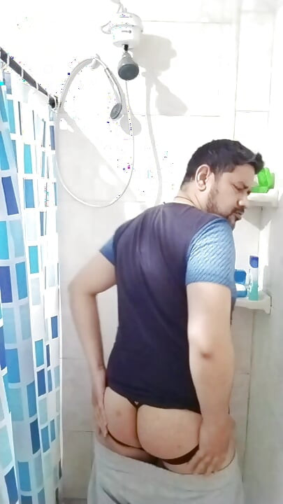 Fat man takes advantage of his companions' absence to bathe without distractions