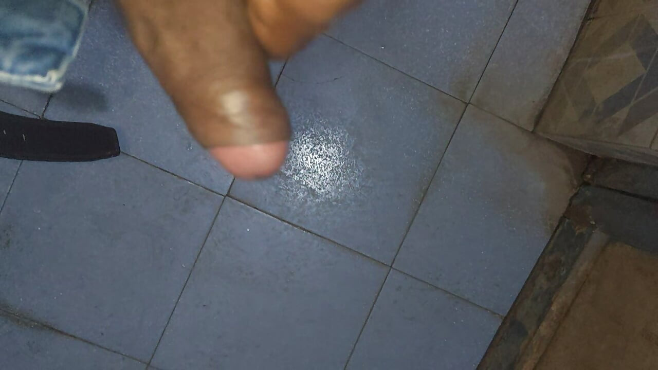 Indiana garoto na mastrubação no banheiro