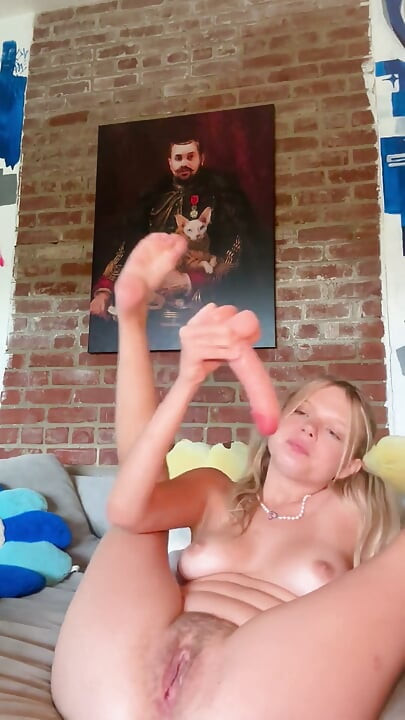 Pigtail Sarışın Coco Lovelock Dildosunu Gırtlağına Kadar Alıyor
