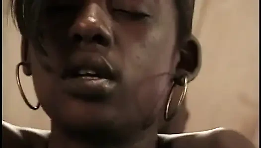 Африканская красотка с натуральными сиськами с удовольствием дрочит хуй