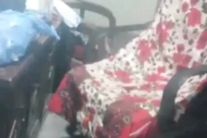 Vruća Pakistanka radi kod kuće i igra se s kurcem, dio 2