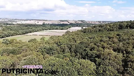 Putri Cinta, geiles zierliches mädchen zeigt ihren nackten körper unter dem himmel