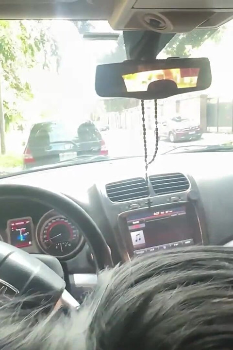 Orale seks in de auto, ze doen de ramen naar beneden zodat iedereen kan zien hoe ik zuig