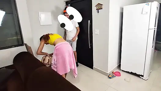 Sadece banyo havlusu giyen yalnız kız teslimat oğlanı alıyor!