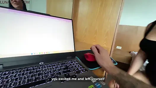 Bakire adam gerçek amcığı ilk kez seks bebeğiyle karşılaştırıyor