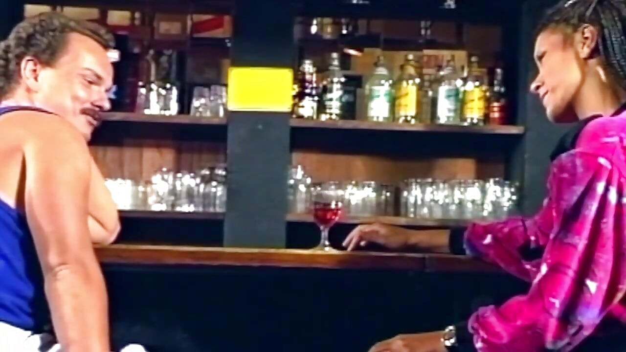 Morena con trenzas chupa la polla empapada de esperma