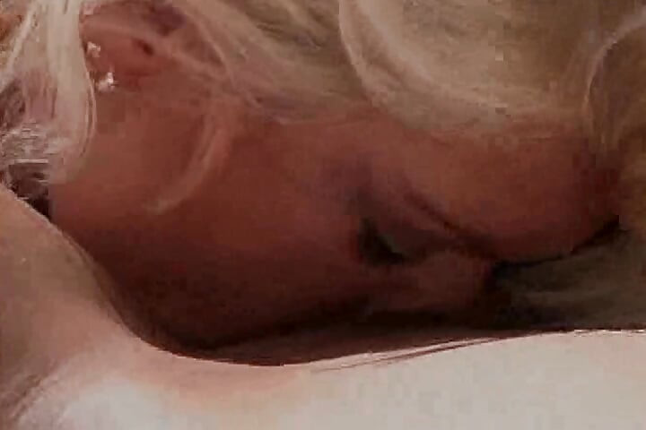 Acțiune cu vibrator legat cu două blonde cu țâțe mari