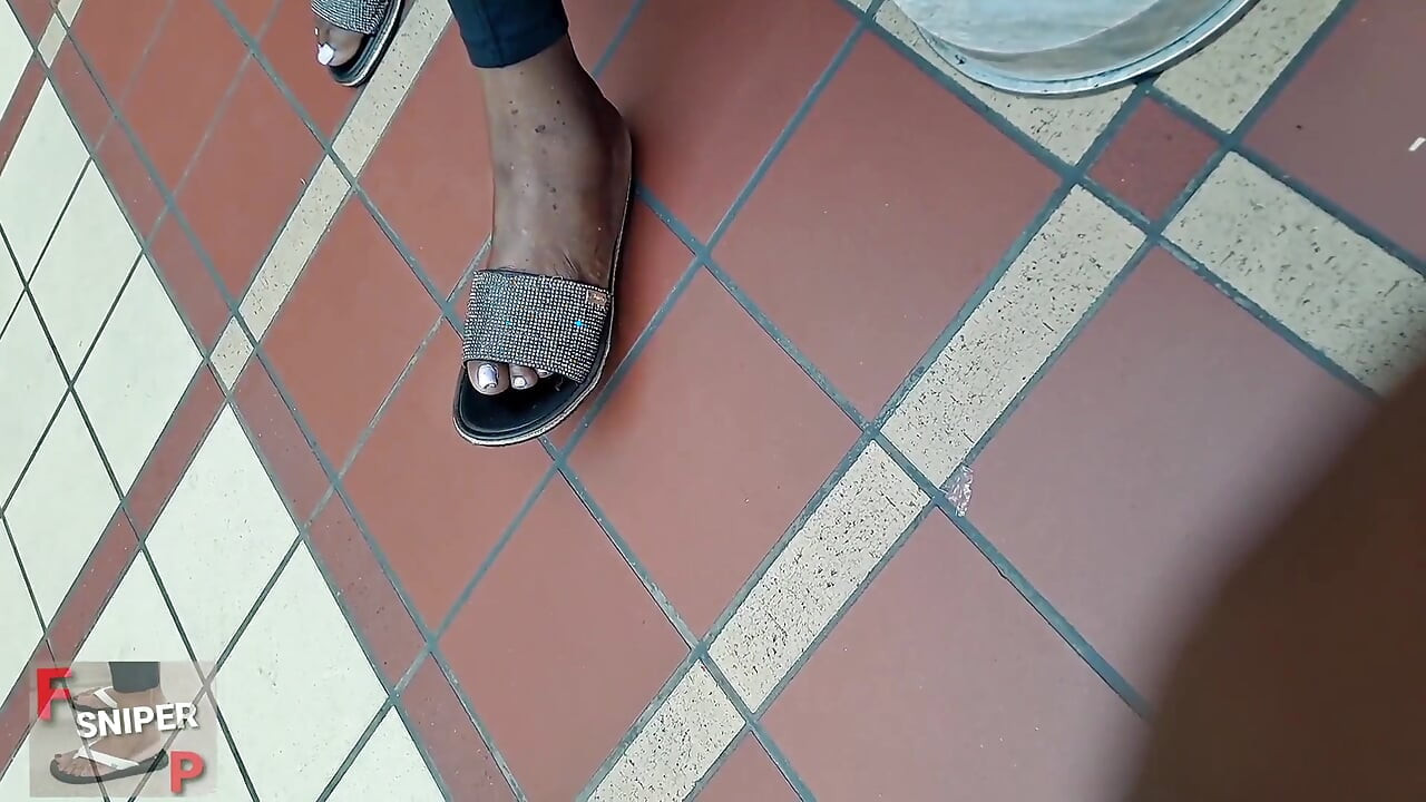Trabalhadora Senhora Ébano com pés gordinhos com dedos rosa