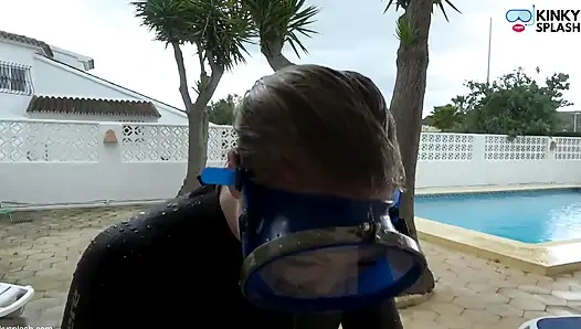 Sular altında maskeli giysi ve topuklu ayakkabılarla bulaşık yıkama - ıslak dağınıklık eğlencesi