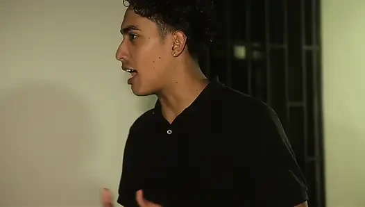 Ngenalkan tetanggaku yang seksi: dia sambut aku di apartemen dengan goyangin pantat bahenolnya di wajahku