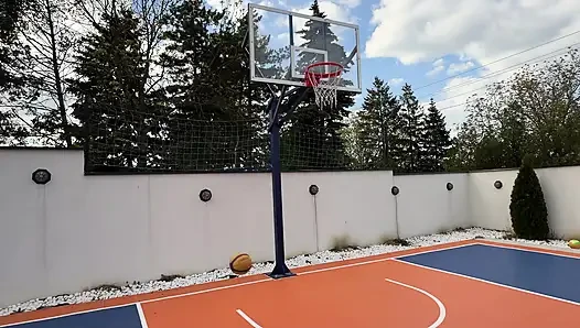 Sie wollte den Ball in den Hupen werfen, aber alles endete mit sperma auf ihrem arsch.