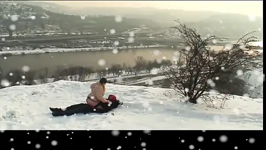 Genç orta yaşlı seksi kadın karda büyük sert yarakla amından sikiliyor ve dölleniyor