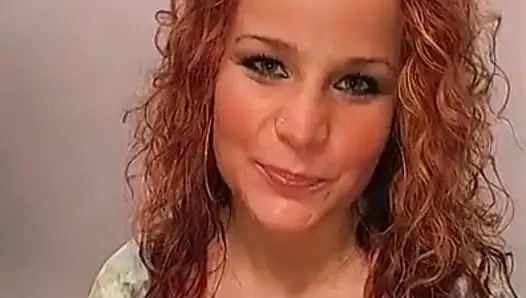 Рыжая шлюшка Трахает 30 см дилдо в киске