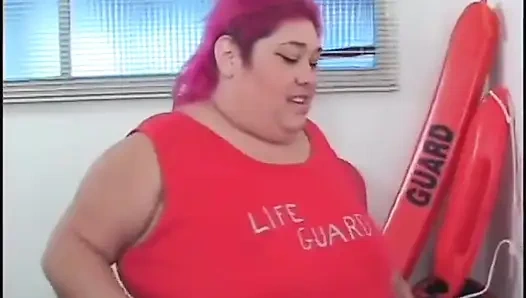 Пухлая толстушка с окрашенными волосами снимает ее униформу для хорошего траха