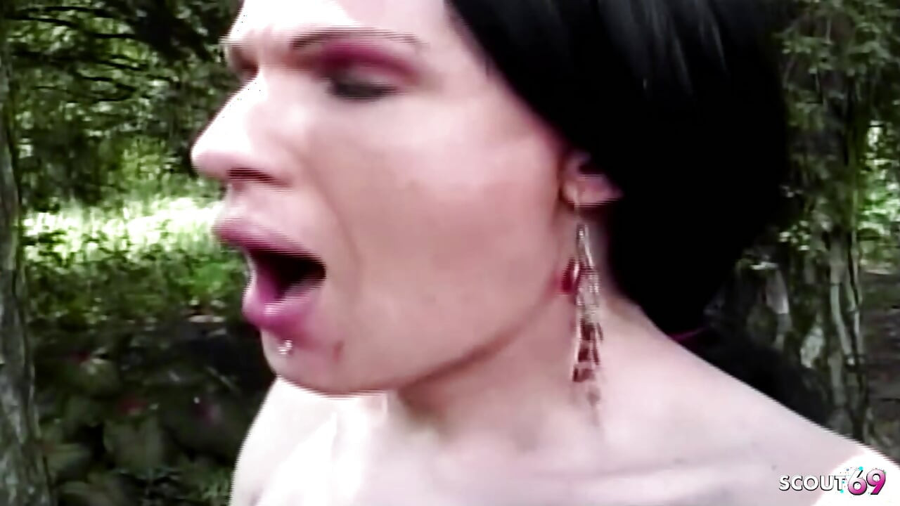 Bien entrenada latina follada en el culo por una flaca travesti al aire libre