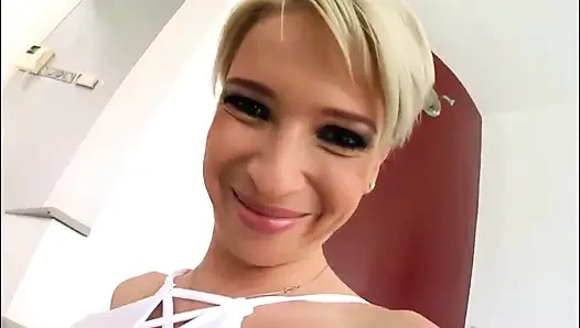 Dreier mit einer blonden hure mit kleinen festen titten bekommt alle ihre löcher pOV gefüllt