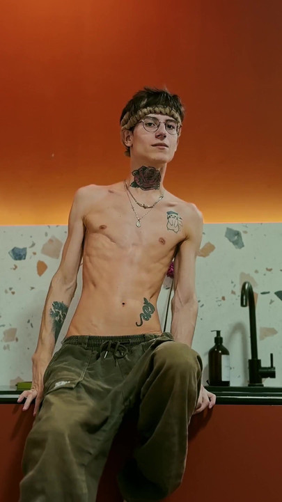 Twink stüdyo mutfağında eğleniyor