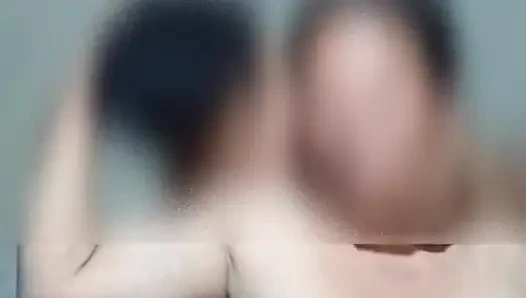 Üvey anne ateşli ve seksi meme uçları ile oynuyor