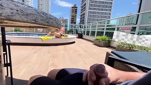 Tante seksi ini bantuin aku crot di kolam renang