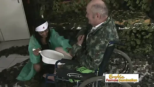 Tekerlekli sandalyeli büyükbaba ateşli bir kızla sikişiyor