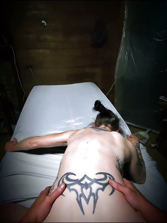 Vollbusige milf wird während der massage geil und hart gefickt