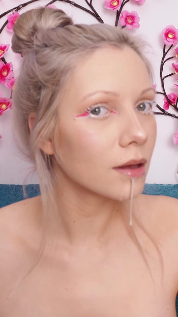 Menyerap daripada berambut perang yang comel, sangat sukar untuk menahan diri daripada tidak merangkap!