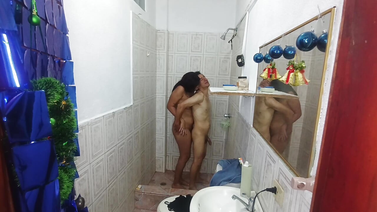 Napaljeni očuh jebe svoju polu ćerku sa velikim dupetom u kupatilu