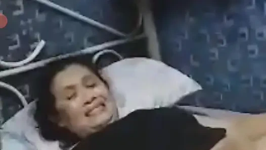 Assy meremas kontolku dengan posisi misionaris dan ngentot memeknya habis-habisan sampai dia perawan