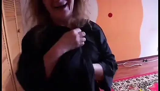 İri göğüslü nine azgın genç adam tarafından amını sert bir şekilde siktiriyor