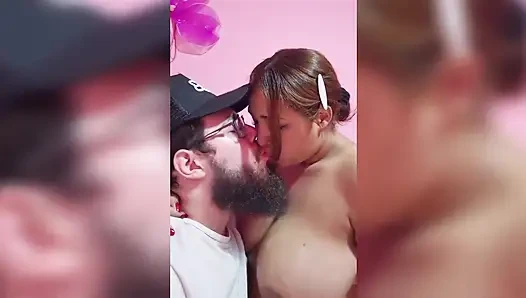 Dikkatli!! Dikkatli!! Neredeyse gözüme süt sıçratıyordum ve ağzıma istiyorum.
