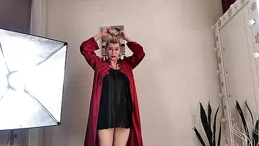 Поднимающая член зрелая сучка Aimee Горячая милфа: красный, черный, конский хвостик и член во рту!