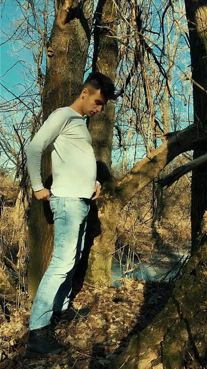 Sıska twink göbek açık havada hamile gibi büyüyor - göbek şişirme