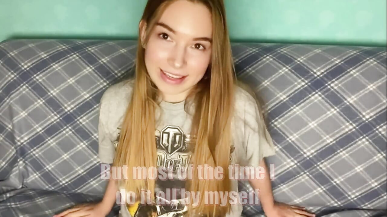 Molliges schätzchen macht yoga und wichst auf einer Fitnessmatte