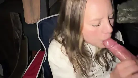 Hinterhältiger Garage-blowjob Von Freakiger MILF Mit Riesigen Möpsen
