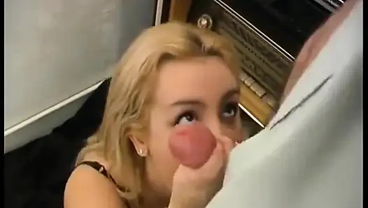Diese wunderschöne blondine wird gefickt