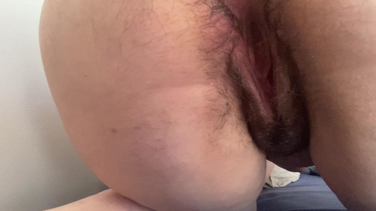 Guram si dildo u guzicu jako