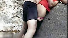 Индийская пара трахается на пляже Гоа за скалами