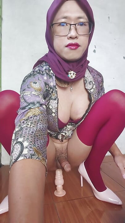 Big Boobies Hijab Shemale Mitha Dildoing Her Asshole
