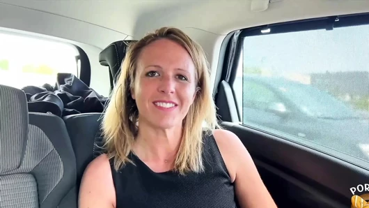 Julie хочет попробовать тройничок с женщиной