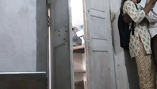 Gadis India dan pacarnya mulai membuat tanda diam-diam di kelas