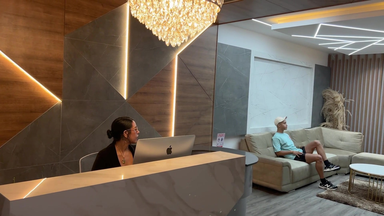 拉丁熟女秘书在办公室里操她老板的年轻客户，直到他们射在她脸上！Kylei Ellish