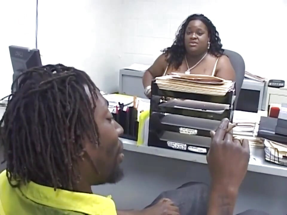 Grande gorda negra fodendo no escritório