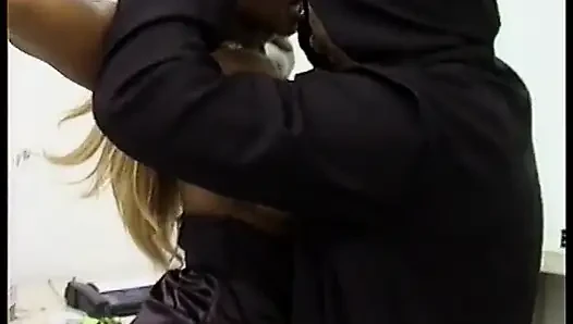 Vollbusige ebenholz-MILF mit falschen titten bückt sich für ein schönes hardcore-hämmern